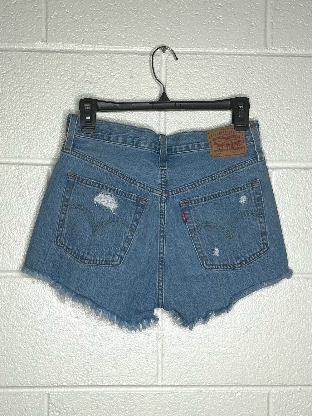< Levi’s 501 High-Rise Distressed Denim Cut-Off Shorts > - Picture 4 of 4
